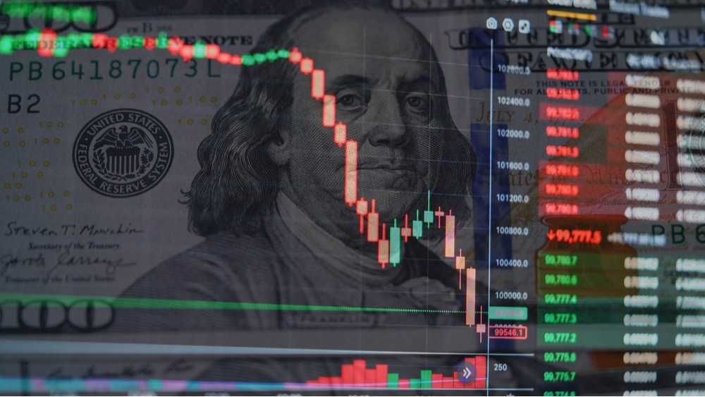 Ein US-Dollar-Schein hinter einem Chartbild an der B&ouml;rse